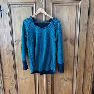Lululemon Athletica Teal and Black Long Sleeve Top. Lined with Navy. Yoga cuffs